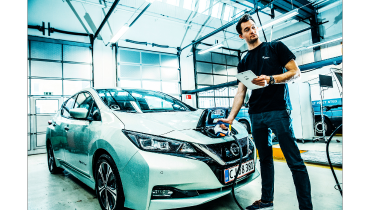 Billede fra Batterier og Energi lagring af LSTE der oplader bil